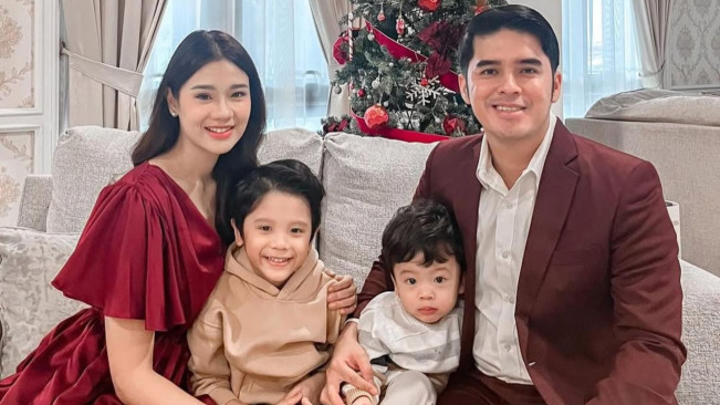 Gideon Simanjuntak bersama istri, Amanda Zevannya, dan kedua anak mereka. (Instagram @gideonsmnjtk)